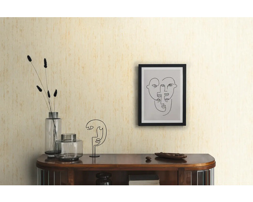 Ambiance de vie décorative avec commode, vases, objet de décoration et reproduction d''art encadrée.