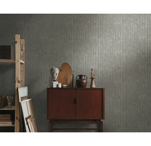 Papier peint clair à motifs dans une pièce avec étagère en bois et commode