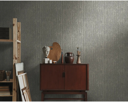 Papier peint clair à motifs dans une pièce avec étagère en bois et commode