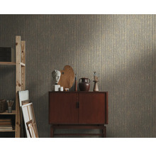 Scène avec papier peint à motifs, commode et décorations