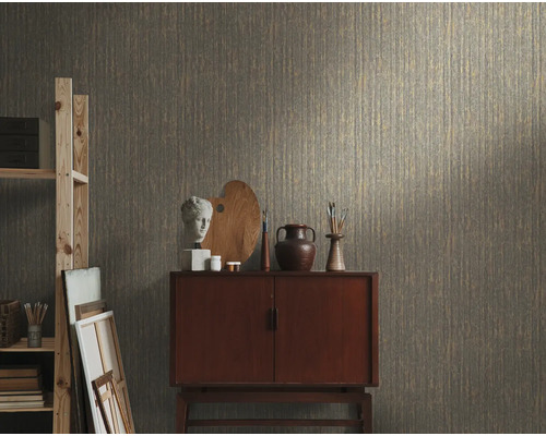 Scène avec papier peint à motifs, commode et décorations