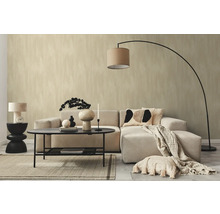 Salon avec canapé, table, lampadaire et éléments décoratifs