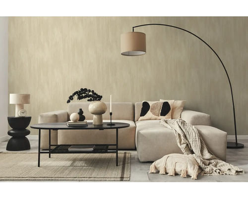 Salon avec canapé, table, lampadaire et éléments décoratifs