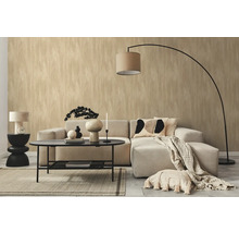 Salon avec canapé, table, lampe et décoration