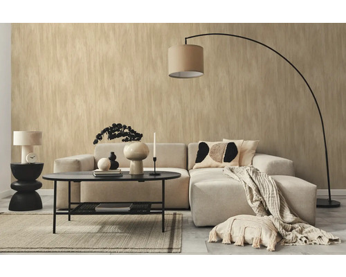 Salon avec canapé, table, lampe et décoration