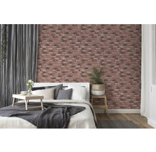 Chambre à coucher avec papier peint en briques et lit