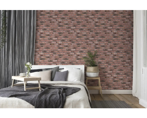 Chambre à coucher avec papier peint en briques et lit