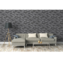 Salon avec papier peint briques gris, canapé, lampadaire et table basse