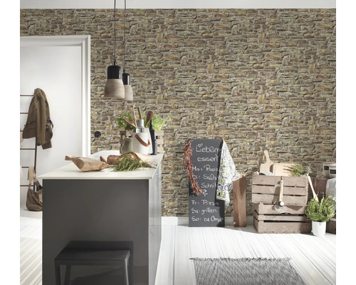 Cuisine lumineuse avec papier peint imitation pierre, îlot de cuisine et tableau de menu