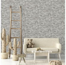 Salon avec papier peint imitation pierre, canapé et échelle en bois