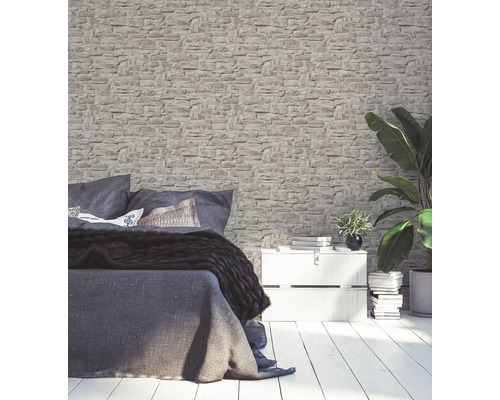 Chambre à coucher avec papier peint imitation pierre, lit, table de chevet et plante d''intérieur