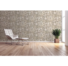 Pièce lumineuse avec mur en pierre, fauteuil et plancher en bois