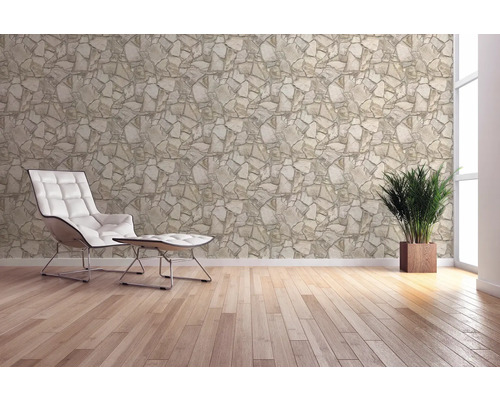 Pièce lumineuse avec mur en pierre, fauteuil et plancher en bois