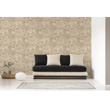 Salon avec papier peint à motifs de pierre, futon et tapis pour une ambiance chaleureuse