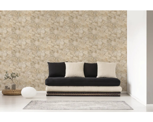 Salon avec papier peint à motifs de pierre, futon et tapis pour une ambiance chaleureuse