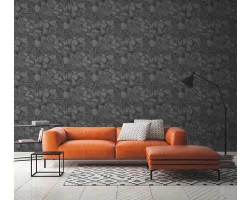 Salon avec papier peint imitation pierre grise, canapé, tapis et lampadaire