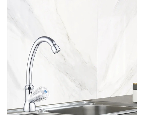 Robinet de cuisine en métal avec poignée transparente dans un évier