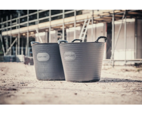 Deux seaux à mortier de la marque Gripline sur un chantier.