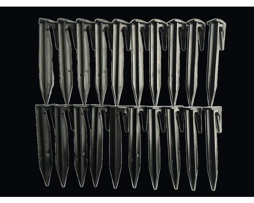 Plusieurs piquets en plastique pour la fixation dans le jardin.