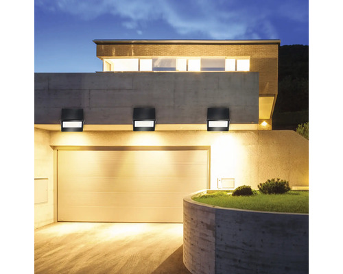 Hausfassade mit Garage und drei schwarzen Wandleuchten