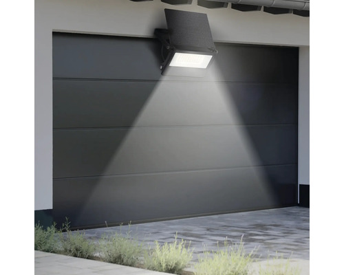 LED-Aussenstrahler an einer Garagenwand