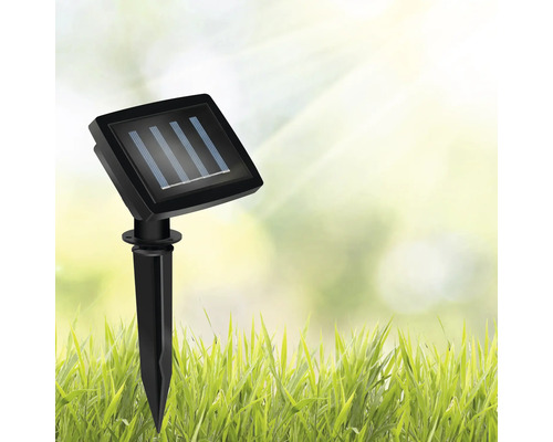 Lampe solaire de jardin dans l''herbe