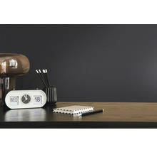 Dekorative Szene mit Tischlampe, Kalenderuhr, Stifthalter, Notizbuch und Stift auf einem Schreibtisch