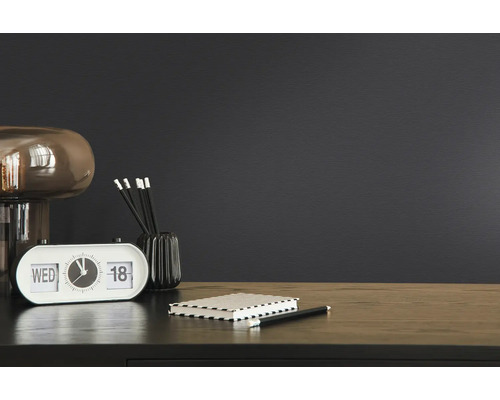 Dekorative Szene mit Tischlampe, Kalenderuhr, Stifthalter, Notizbuch und Stift auf einem Schreibtisch