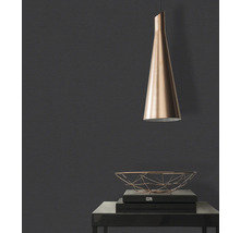 Nahaufnahme einer dunklen Wand mit Texturtapete, einer Pendelleuchte und einem dekorativen Metallkorb auf einem Tisch