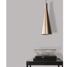 Nahaufnahme einer dezenten Wandtapete mit einer Pendelleuchte und Dekorationsgegenständen auf einem Tisch