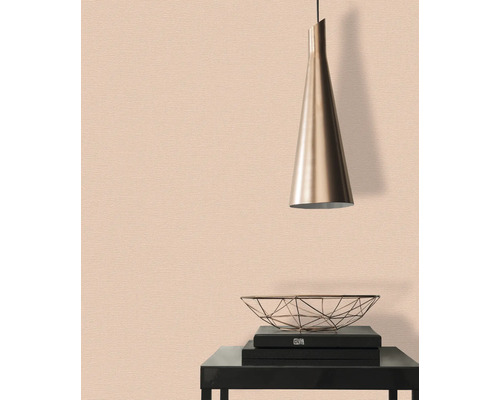 Nahaufnahme einer dezenten Tapete mit einem hängenden Licht und dekorativen Elementen auf einem Tisch