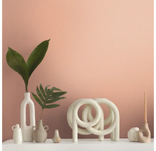 Dekorative Vasen und Kerzenhalter auf einem Regal.