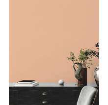 Wohnraum mit Kommode, Dekoration und einfarbiger Tapete