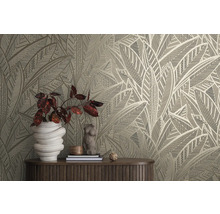 Dekoratives Interieur mit gemusterten Tapeten und Pflanzen auf einem Holzschrank