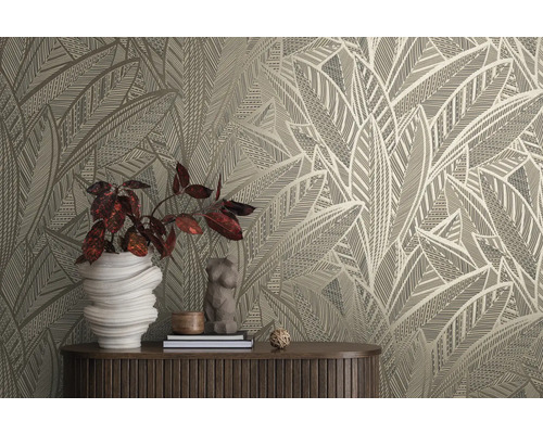 Dekoratives Interieur mit gemusterten Tapeten und Pflanzen auf einem Holzschrank