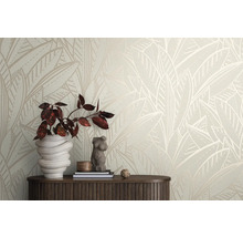 Dekoratives Zimmer mit Vliestapete mit Blattmuster, Pflanze und Tisch