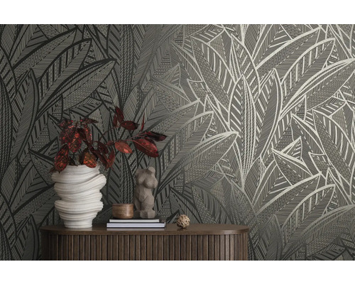 Tapete mit grafischem Blättermuster im Interieur