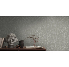 Tapete mit geometrischem Muster auf einer Wand