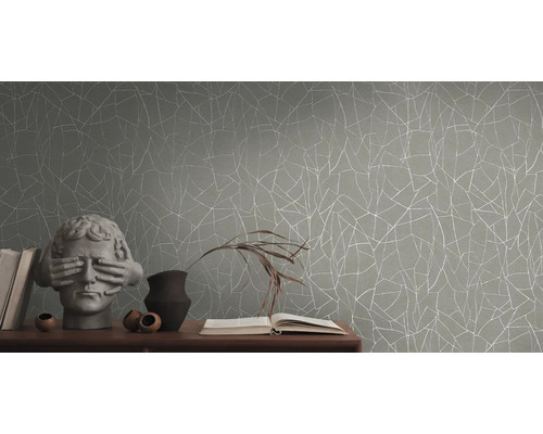 Tapete mit geometrischem Muster auf einer Wand