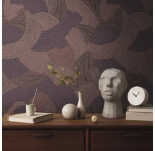 Raumansicht mit gemusterter Tapete, Kommode und Dekorationsgegenständen