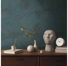 Szene mit gemusterten Tapeten, Dekorationen und Holzkommode