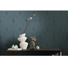 Dekorative Tapete mit geometrischem Muster, kombiniert mit Vasen und Dekorationsgegenständen auf einem Regal