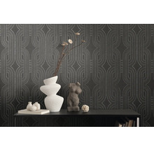 Dekoratives Interieur mit gemusterter Tapete, skulpturaler Vase und Ornamenten auf einem Regal