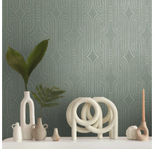 Dekoratives Interieur mit Tapete, Vasen, Kerzen und Kunstobjekt auf einem Tisch