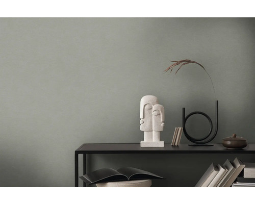 Dekoratives Arrangement auf einem schwarzen Regal mit Skulptur und Vase