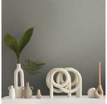 Dekorative Vasen und Kerzen auf einem Regal