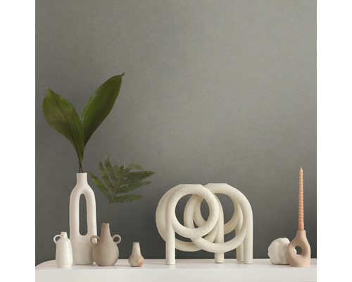 Dekorative Vasen und Kerzen auf einem Regal