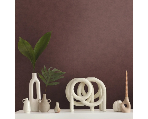 Dekorative Anordnung mit Vasen, Kerzenhalter und Zierobjekt auf einem Regal.