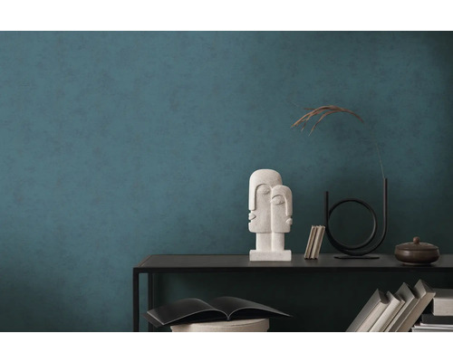 Wohnraum mit dunkelgrüner Wand und Konsole mit Dekorationsgegenständen