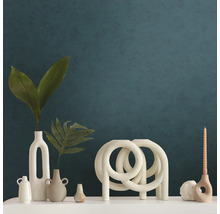 Dekorative Vasen und Kerzenständer auf einer Ablage